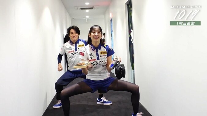 こんな脚長いことある？ モデル雀士、控室前でみせた突然の開脚ポーズにファンびっくり「ふぁ？！」／麻雀・Mリーグ 1枚目