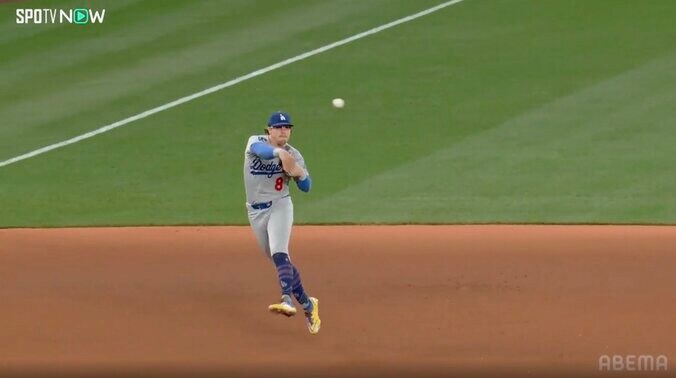 佐々木朗希も激賞！ド軍“10月男”が大ファインプレー 「体勢が崩れながらも」余裕でアウトの好送球、“剛腕”をバックが盛り立てる 2枚目