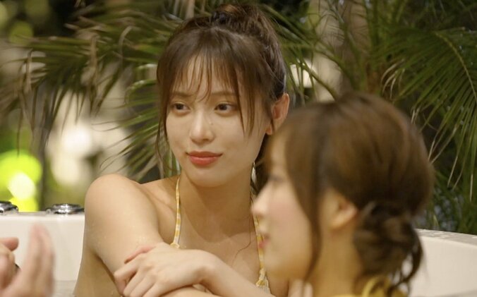 【写真・画像】美人すぎる双子姉妹（24）と混浴「顔面は妹で、中身は姉がタイプ」イケメン美容師が猛アタック　1枚目