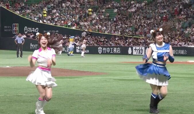 どっちが好き？ “かわいい系vsおねえさん系” きつねダンスが「よかよかアヒアヒ」進化　ファイターズガール＆ハニーズの“夢のコラボ”が可愛すぎると話題に 2枚目