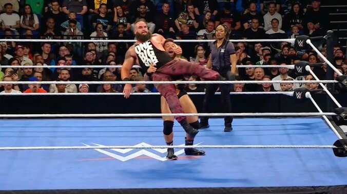 【映像】2メートル超え“巨獣”レスラーが「宙を舞った」瞬間