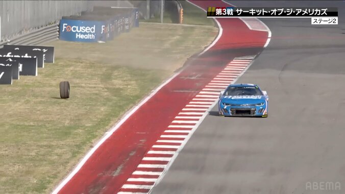 【写真・画像】複数のマシンがコーナーに飛び込む珍光景！？ スタート早々に起きた大混乱…ファンは大興奮「危ない危ない」「いきなりか」　1枚目