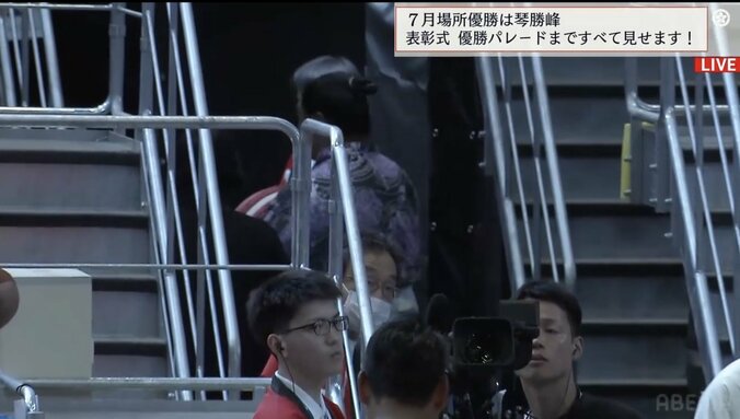 引き上げていく巨大マカロン