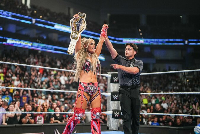 日本人女子、空中技を開脚“カニばさみ”で迎撃