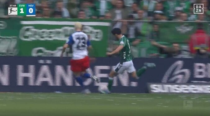 ウソでしょ…！？ 菅原由勢、“ふんわり”高精度ピンポイントクロス炸裂「上手すぎる」「これはヤバい」正確無比なパスで今季5アシスト目！ 4枚目