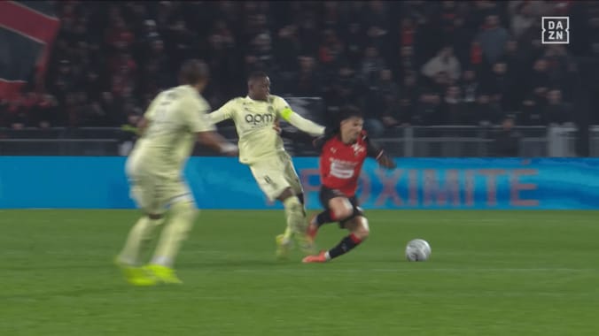 「何やってるんだよ…」超危険な“踏みつけ”で一発退場！「ソックスが破れてる」「足首が…」モナコ主将の愚行にファン騒然 4枚目