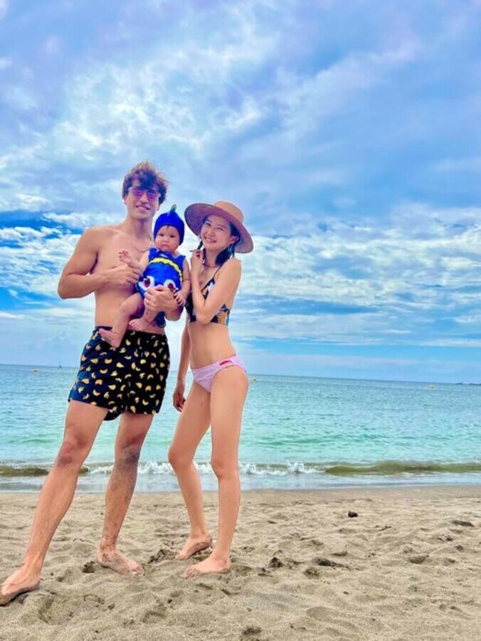  滝川ロラン、水着姿での家族ショットを公開「とても楽しめました」  1枚目