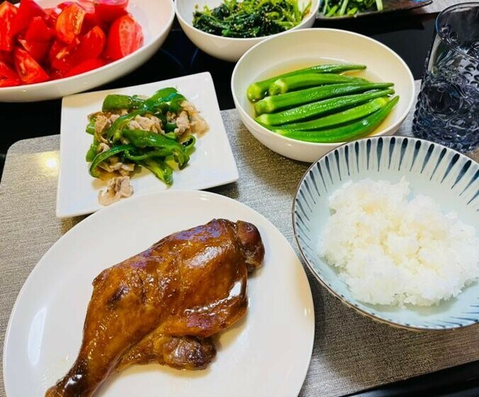  薬丸裕英、美味で家族がおかわりした夕食を公開「新鮮な野菜とお肉」  1枚目