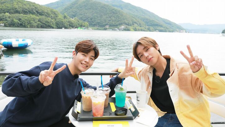 Wanna One出身パク・ジフンが事務所の後輩・ジュンヒョン（GHOST9）とヒーリング旅へ！ 水上レジャーに夕飯作り…未公開映像たっぷりのスペシャル版