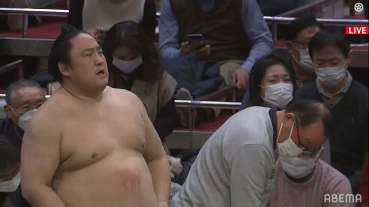 土俵外へスイマーのようにダイブした力士の腹にははっきりとした擦り傷が…「痛そう」「飛び込んでいった」と相撲ファン心配