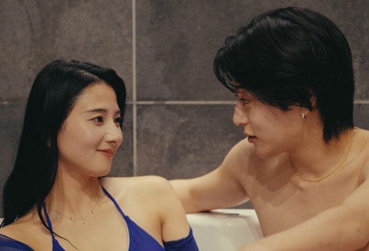 【写真・画像】異次元スタイルのモテクイーン、美バストあらわな水着姿で“一番好きだった男”とイチャイチャ混浴 5枚目