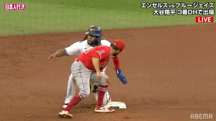 余裕の盗塁成功→ベースから一瞬足が離れアウトに 「しまった」ゲレロJr.はそそくさとベンチに引き上げ 「もう戻ってるw」「顔に出てた」