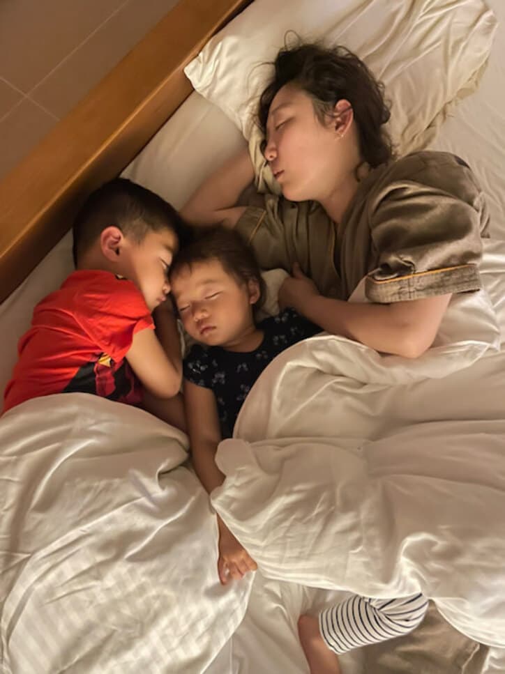  マック鈴木、並んで眠る妻・小原正子＆子ども達の姿を公開「みんなそっくり」「良い寝顔」の声 