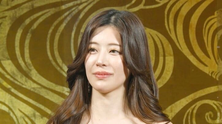 【写真・画像】“胸は天然もの”中洲元No.1キャバ嬢の“チラ見え”大胆ドレスにノブコブ吉村「どういう服？」　1枚目