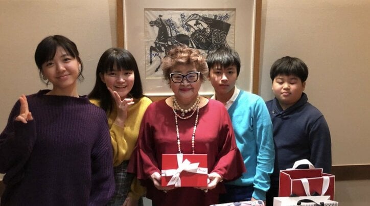 和泉元彌、忙しく頑張る子ども達の様子に奮起「負けてはいられません！」家族ショットを公開