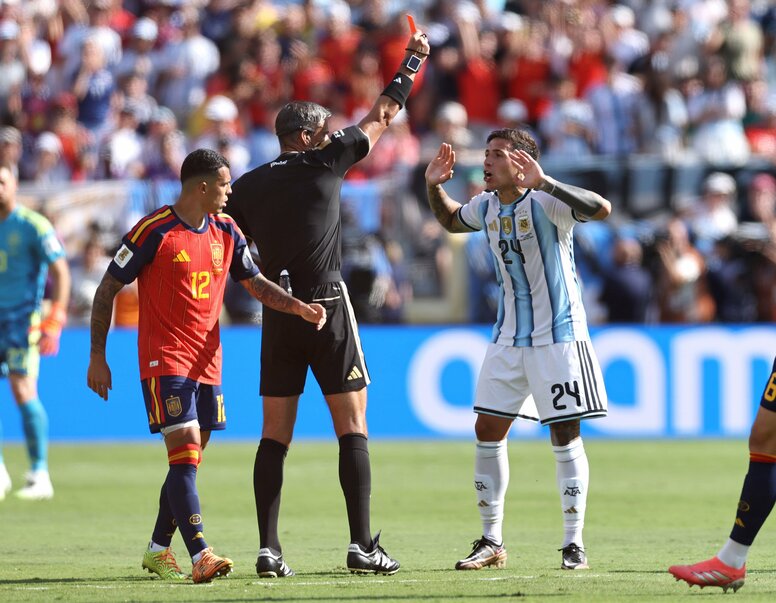 「馬鹿げたタックルだ」アルゼンチン代表MFの“愚行”に英レジェンドが苦言！W杯決勝で退場…「本当に愚か」「チームに多大な代償を」