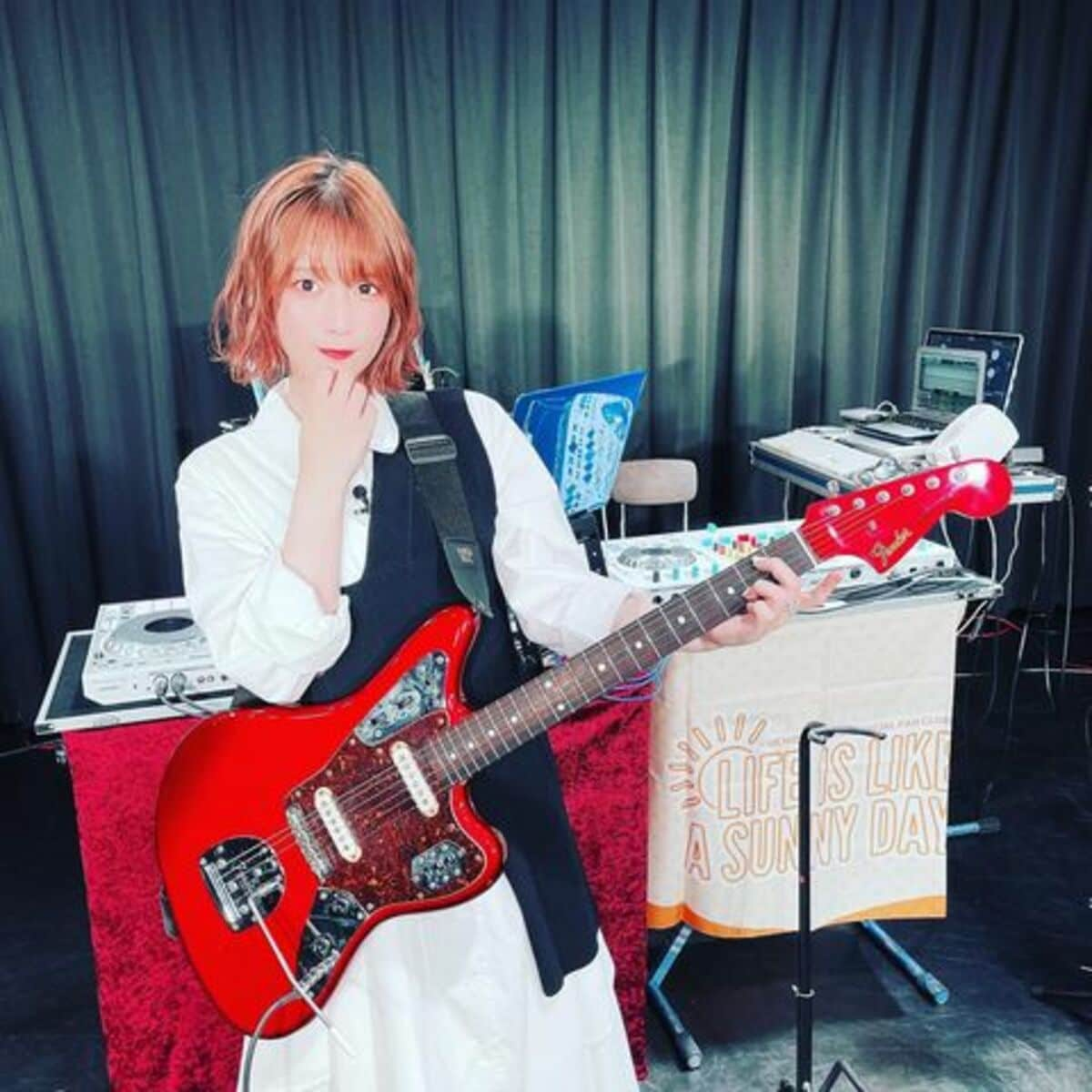 声優 内田真礼がギタリストに 赤いギターを構える姿に かっこいい 最強すぎる と絶賛の嵐 ニュース Abema Times