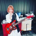 声優・内田真礼がギタリストに！？赤いギターを構える姿に「かっこいい！」「最強すぎる」と絶賛の嵐