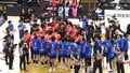 身長218センチの選手を胴上げする“規格外”の光景 「ギネス申請してもいい」男子バレー、両軍選手に祝福され世界のレジェンドが3度宙に舞う