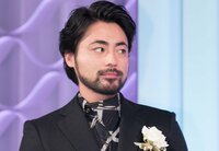 山田孝之、巨大バウムクーヘンにかぶりつく「どの角度でもイケメン」「ワイルドすぎる」と反響