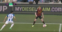三笘薫vsデ・ブライネ 最高＆最速のマッチアップに拍手喝采！日本代表FWの速すぎるディフェンスに「足はっやw」スタンドも大興奮 