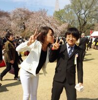 今井絵理子　思春期の息子にキスポーズする2ショット公開