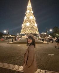 「こんな可愛い子とクリスマスデートできたら…」大和田南那、美しいツリーをバックに彼女風ショット