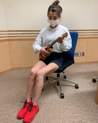 岡副麻希、ショーパン姿でウクレレ披露「キレイな脚」「めちゃめちゃ可愛い～」と称賛の声