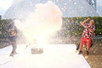 【映像】爆風で吹っ飛ばされるクロちゃん