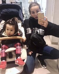 窪塚洋介の妻・PINKY、公園遊びの定番スタイル&マザーズバッグの中身を明かす「重宝しています」