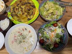  北斗晶、食卓に並べられた料理と愛犬の様子を報告「私の太ももにあご乗せして動きません」