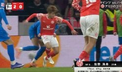 どうなってる…！？ 佐野海舟が「バケモノすぎる」相手を背負いながら”ドリブル突破”→驚異の“鬼フィジカル”「体強すぎ」「重戦車かよ」