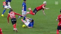 「蹴り上げてるやん！」日本代表FW、“足裏ダブルタックル”で吹っ飛ぶ…「危なすぎる」「怪我させるなよ」一発退場の相手FWにファン怒り