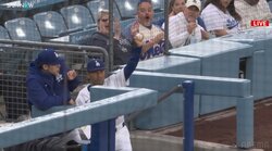 朗希は俺が守る！ド軍コーチの神業“素手キャッチ”に観客「ワーオ！」まさかの強襲に日本のファンも「ありがとうやで！」