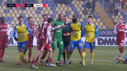 スタジアム騒然！日本代表MFへの悪質ファウルから乱闘騒ぎ勃発 “顔面パンチ”で一発レッド…計カード4枚の荒れ模様に