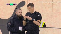 「早く始めようよー」審判の通信機がまたも故障 雨の中6分間の中断に選手もサポーターも呆れ顔「誰も幸せにならない時間」