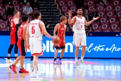 疑惑の判定！「中東の笛」「NBAでは吹かないけど…」日本代表選手が“微妙すぎるファウル”に困惑→解説者も苦言「どうしたらいいの？」