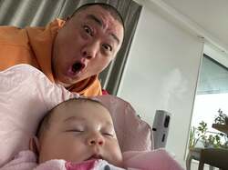  山本圭壱、2人で留守番をした日の娘の様子を報告「可愛い」「天使」の声 