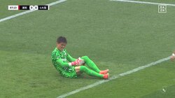 一体なにがあった？浦和GK西川周作、開始早々に負傷退場のアクシデント発生「負傷交代は厳しいな」「大きな怪我でなければ良いけど」