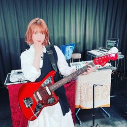 声優・内田真礼がギタリストに！？赤いギターを構える姿に「かっこいい！」「最強すぎる」と絶賛の嵐