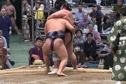 突然、力士の動きが止まった 渾身の投げを打った直後に“異変” 力なく敗れ館内無念のため息