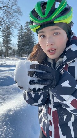 「とってもステキ」『彼オオカミ』出演の現役モデル・新井舞良、雪山でキュートに微笑む姿にファン歓喜