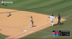 危ない！一瞬ヒヤリ… 大谷翔平にハプニング発生…！ 爆速スピードで審判とあわや激突→ギリギリで“神回避”する瞬間　ファン騒然「よく避けたな」「ぶつかってたら…」