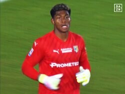 豪快な横っ飛びも…鈴木彩艶が“神コース弾”で痛恨失点「無罪だ」「GKのせいではない」地元メディアも擁護した失点シーン