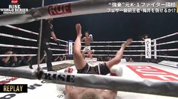 カウンターをモロ被弾…吹っ飛んで一回転の衝撃ダウンに場内どよめき