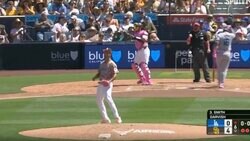 球場騒然！こんなダルビッシュの姿は見たことない… ヤバすぎる“三振リアクション”が話題に　力でねじ伏せて空振りを奪った瞬間「カッコよすぎるな」「手が出ねえ…」