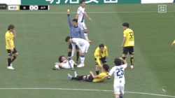 「なんでイエロー？」Jリーグで“まさかの判定”が物議…「危なーい！」解説絶叫のエアバトルで柏DFと事故衝突→警告の水戸FWが苦笑い