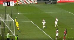 スタジアムに地鳴り！完璧すぎる“痛恨のオウンゴール”が炸裂　キーパーの手が届かない“ここしかないコース”に無情にも吸い込まれた瞬間