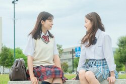 吉川愛＆堀田真由の制服姿が眩しい『ハニーレモンソーダ』新場面写真