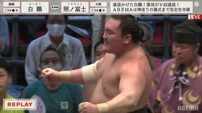 白鵬、復活の優勝！ 6場所連続休場明けから歴代最多45回目の賜杯、全勝は16回目 1枚目